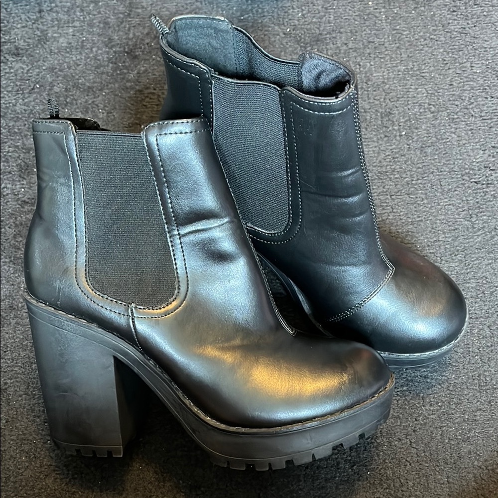 Divided Black Heeled Chelsea Boots with Chunky Platform